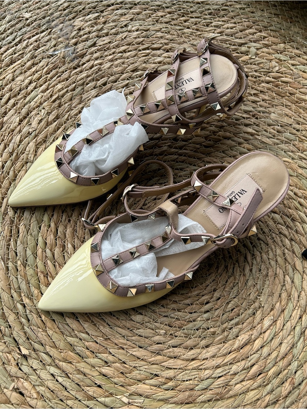 🚩steal Valentino Rockstud T-Strap Pointed Toe Pump in Pale Yellow and Nude - Picture 10 of 10